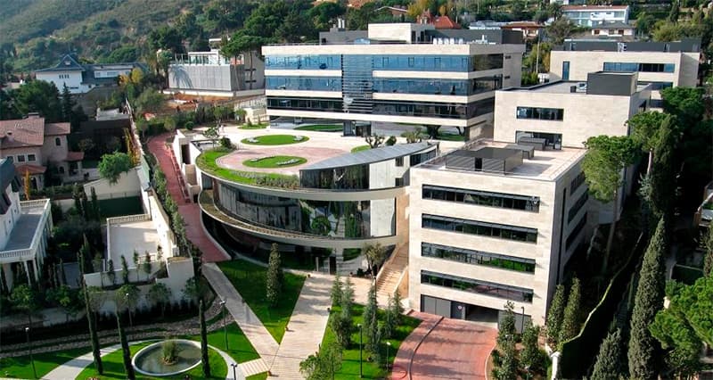 IESE при Университете Наварры фото