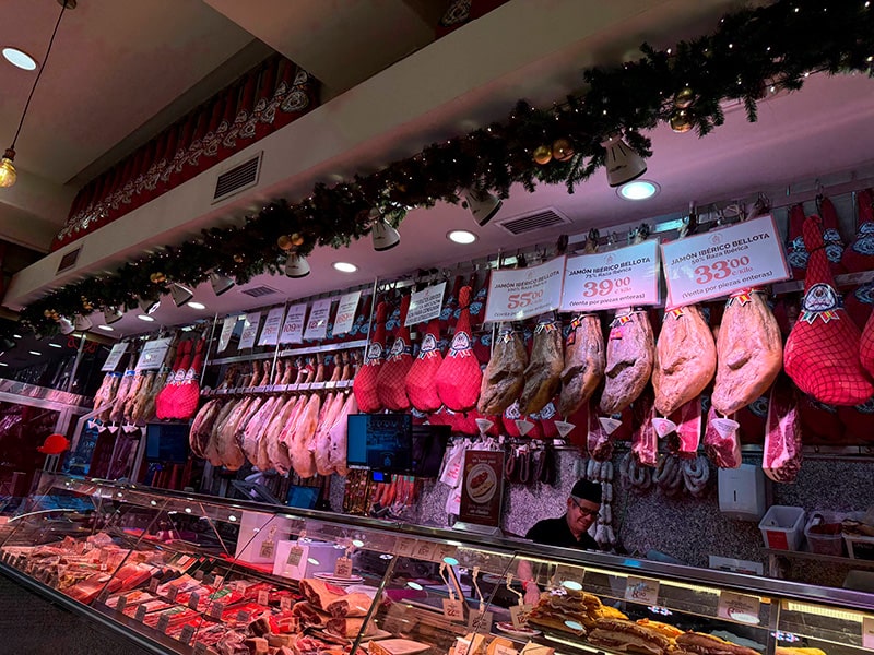 Витрина Museo del Jam&oacute;n с подвешенными окороками и нарезками хамона