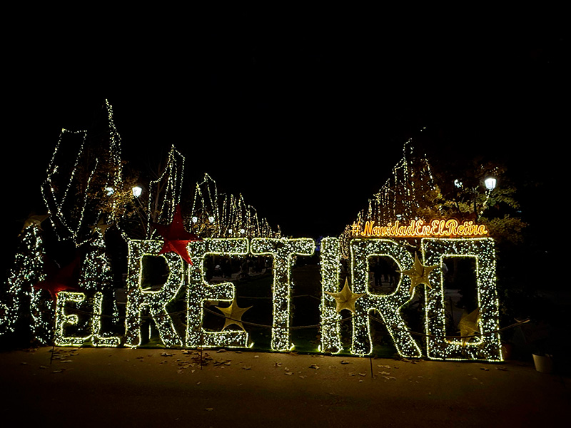 Рождественская световая инсталляция &laquo;EL RETIRO&raquo; в парке Parque del Retiro в Мадриде ночью: гирлянды на деревьях и праздничная подсветка