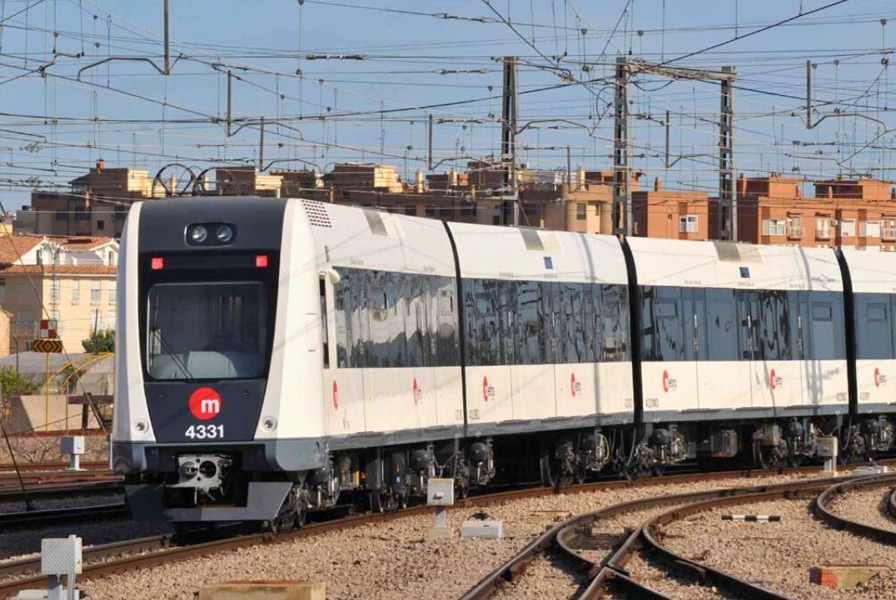 Поезд Metrovalencia на станции  метро Валенсии