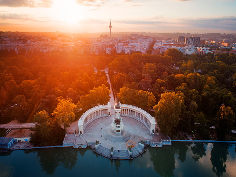Парк El Retiro и памятник Альфонсо XII в районе Retiro в Мадриде