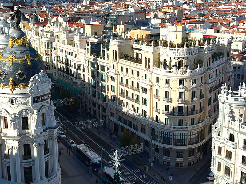 Вид на Gran V&iacute;a и Edificio Metr&oacute;polis в центре Мадрида