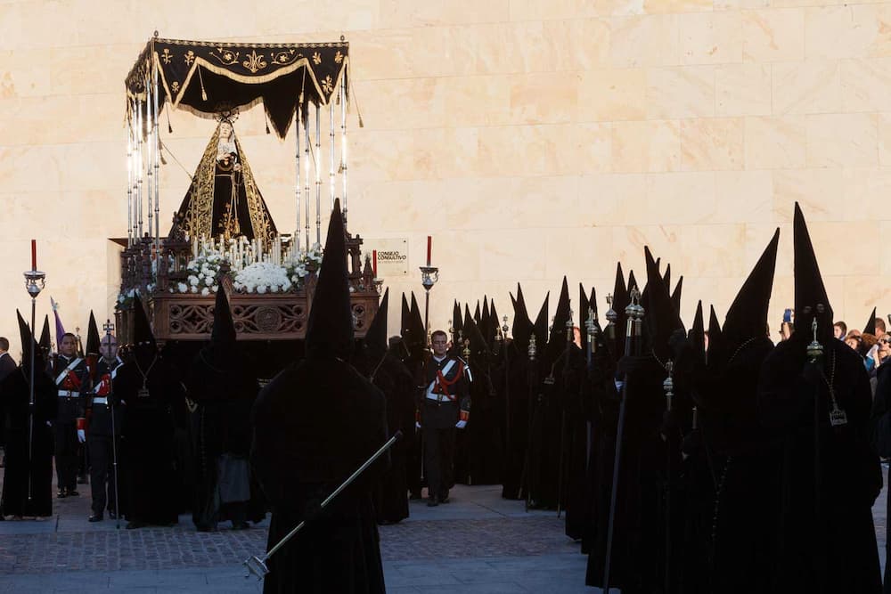 Траурное шествие в праздник Семана Санта (Semana Santa)