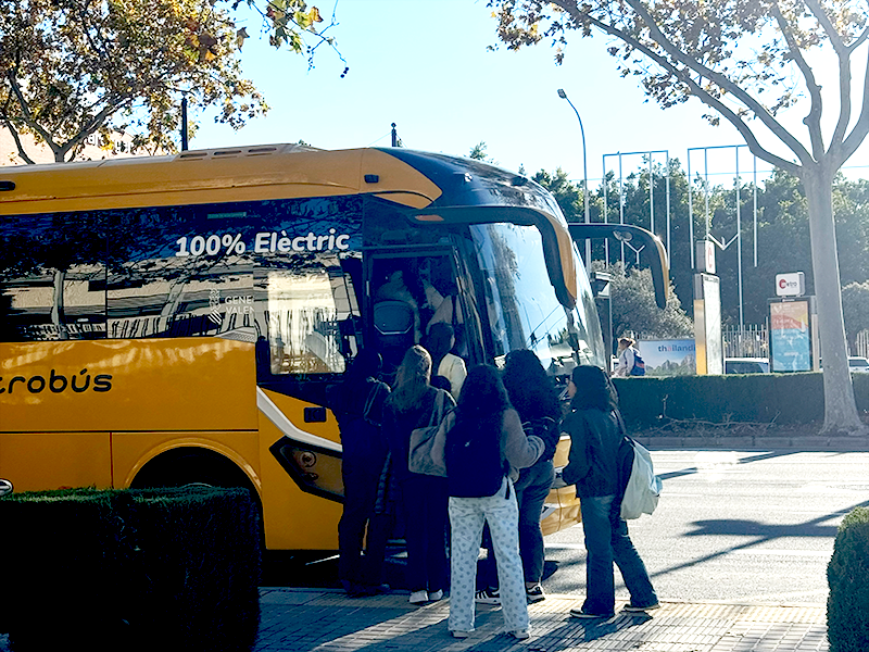 Группа студентов садится в жёлтый электрический автобус (100% &Eacute;lectric) на остановке в районе Algir&oacute;s, Валенсия.