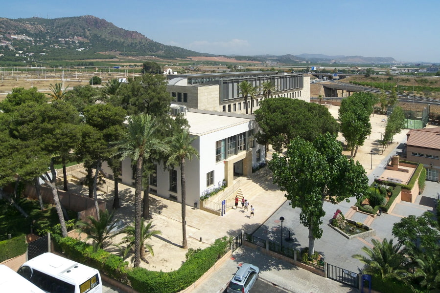 Caxton College