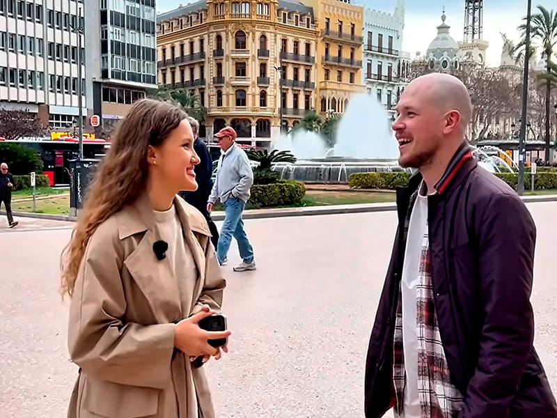 Скриншот видео о стоимости жизни в Испании: ведущая разговаривает с гостем