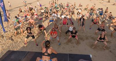 Бесплатные уроки йоги, пилатеса и фитнеса на песчаном пляже в Валенсии