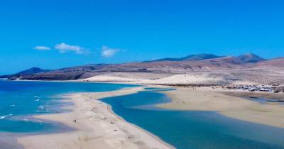 Испанский пляж Playa de Sotavento – уникальное чудо природы с двумя берегами