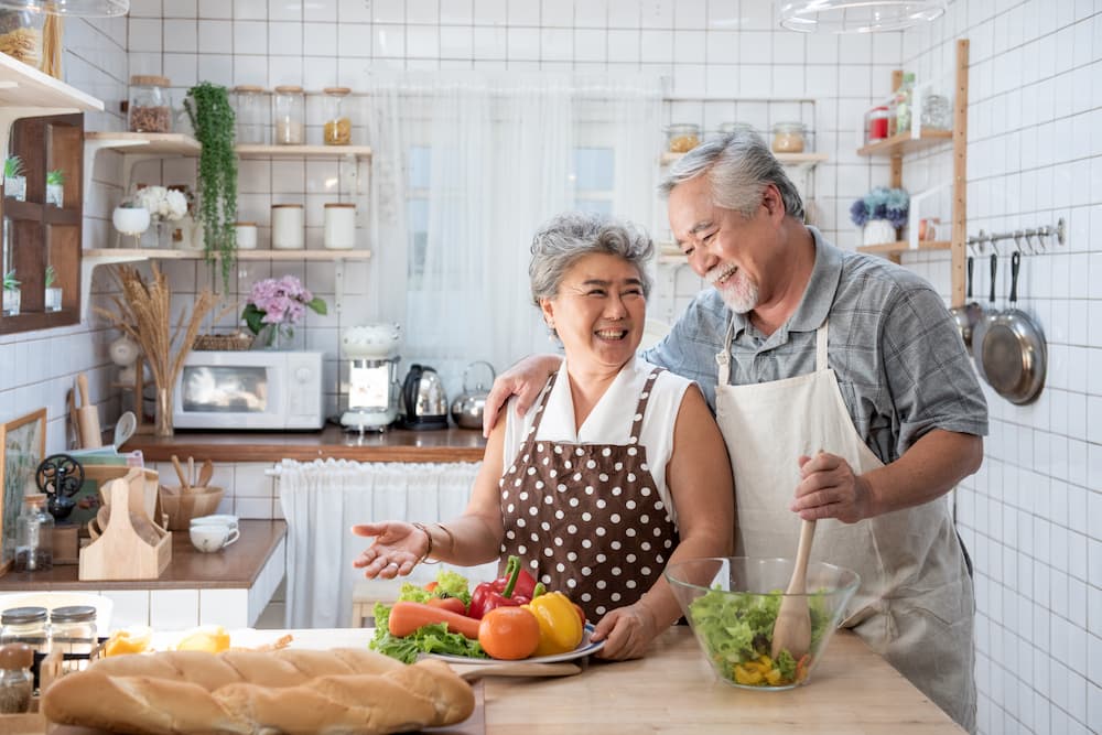 Японская семья готовит на кухне