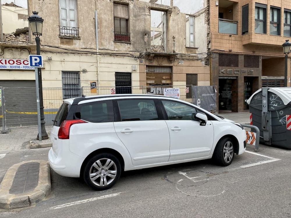 Припаркованный автомобиль